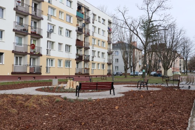 Pierwszy park kieszonkowy w Kielcach, który powstaje na Szydłówku, z każdym dniem pięknieje i nabiera kształtu. Ma być gotowy na początku grudnia