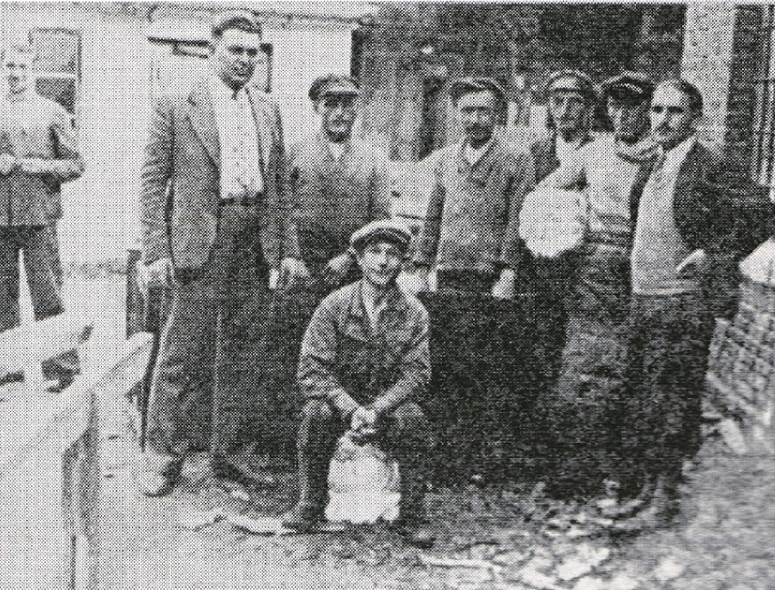 Perec Frajtag (pierwszy z prawej) z robotnikami ze swojej...