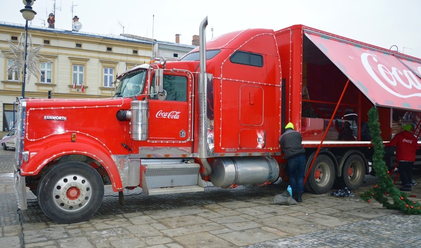 Nowy Sącz. Ciężarowka Coca Coli przyjechała na rynek. Trwają przygotowania do otwarcia[ZDJĘCIA]