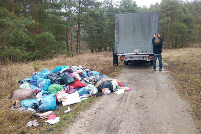 Dwaj mężczyźni przyjechali busem do lasu i wyrzucili z niego śmieci