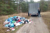 Wyrzucili z busa śmieci do lasu w Nietkowie. Na gorącym uczynku złapał ich leśniczy 
