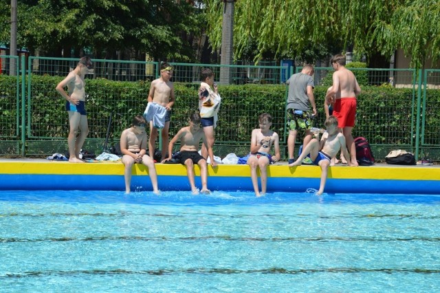 Pierwszy dzień na otwartym basenie w Stalowej Woli. Więcej na kolejnych zdjęciach.