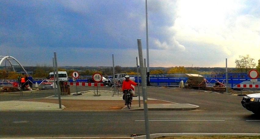 Wykończeniowe prace przy nowym  moście w Toruniu