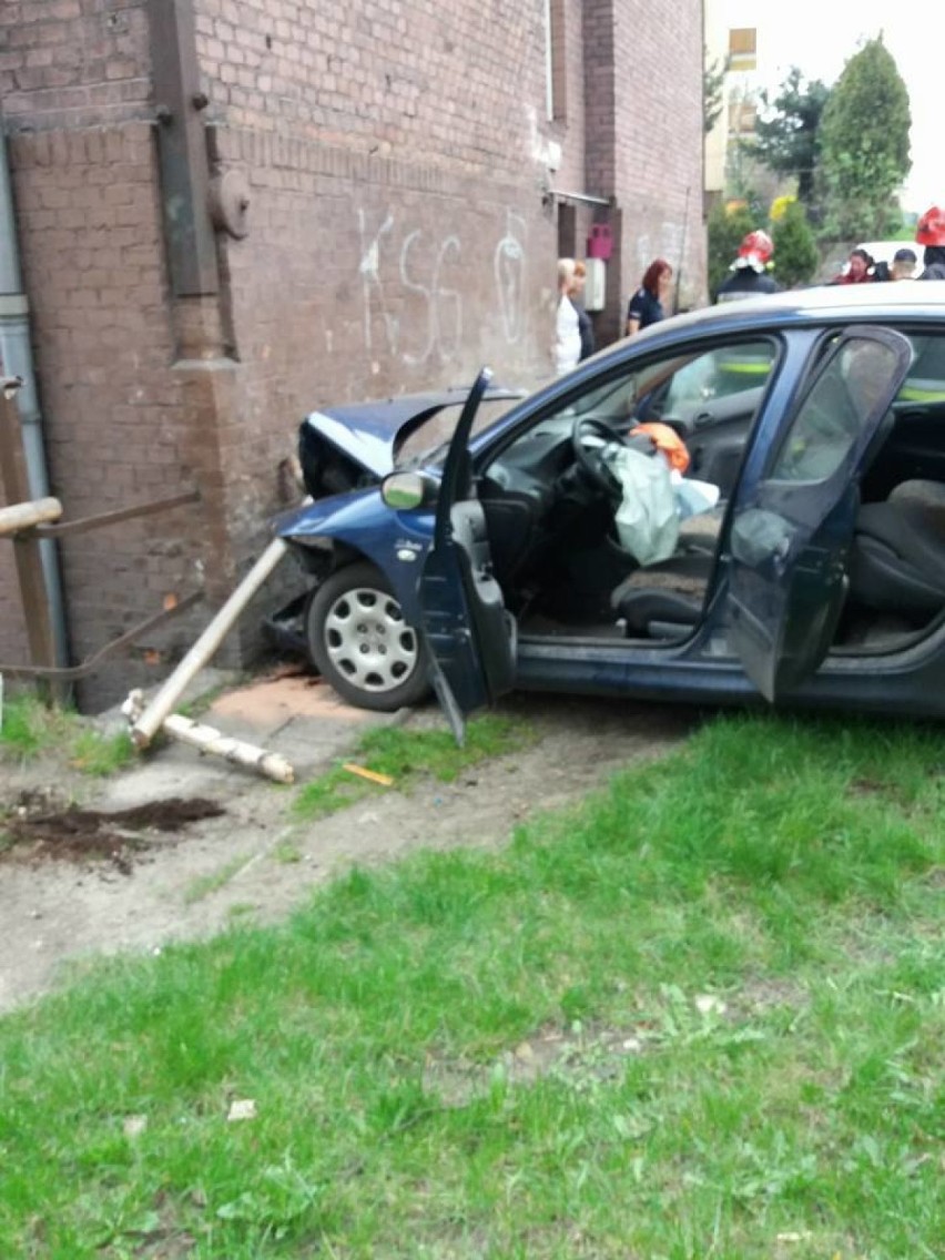 Wypadek w Niedobczycach. Samochód wjechał w dom ZDJĘCIA