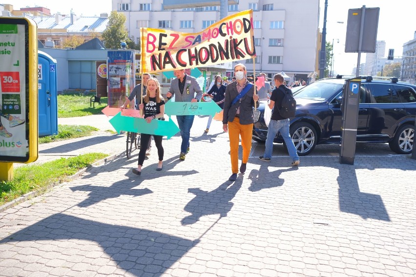 Piesza Masa Krytyczna na Mokotowie. Aktywiści walczą o więcej miejsca dla pieszych