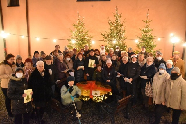 W Klubie Seniora+ na Franciszkańskiej w mikołajkowe popołudnie zapalono światełka na choinkach