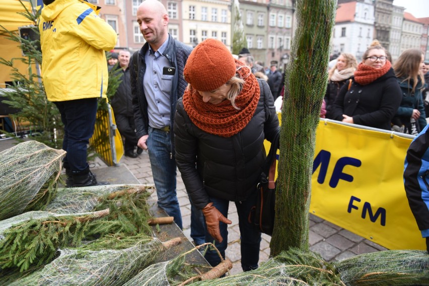 Tak wyglądało rozdawanie choinek RMF w poprzednich latach.