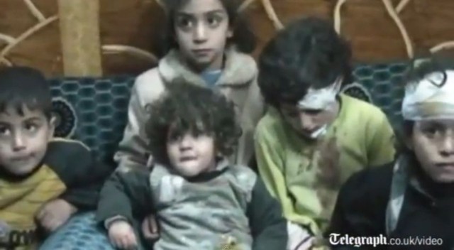 Kadr z filmu Danny'ego Abdula Dayema pokazujący ranne w bombardowaniach dzieci (The Telegraph)