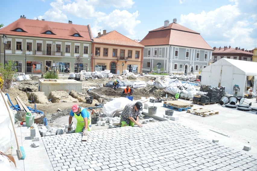 Nowa kostka, położona na bocheńskim Rynku w ramach...