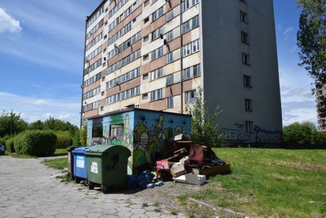 Słynny blok przy ulicy Młodej w Kielcach wskazany jako jedna z lokalizacji, gdzie w ramach powstającej spółki SIM KZN Świętokrzyskie Spółka z ograniczoną odpowiedzialnością, mogą powstać nowe mieszkania na wynajem.