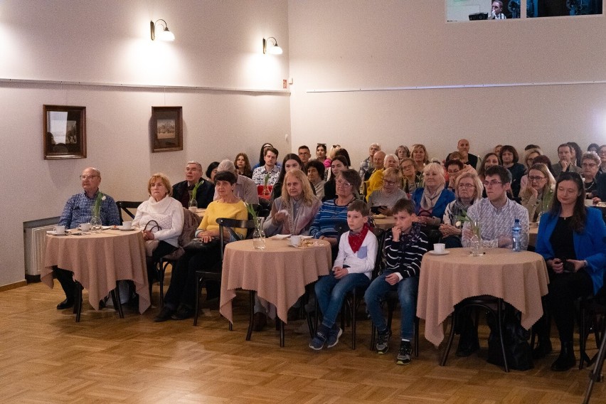 Jubileusz znanego poety Adriana Szarego odbył się w Resursie Obywatelskiej w Radomiu. Była też promocja jego nowej książki 