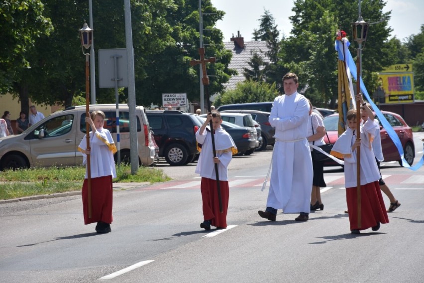 Boże Ciało Wągrowiec. Procesja do czterech ołtarzy parafii pw. św. Wojciecha w Wągrowcu 