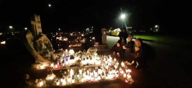 Dzień Wszystkich Świętych zawsze najbardziej efektowny jest wieczorem, gdy cmentarze rozświetlone są tysiącami zniczy. Właśnie tak wygląda we wtorek, 1 listopada cmentarz komunalny w Tarnobrzegu.
