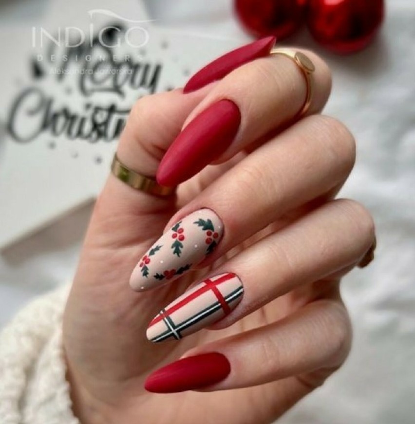 Taki czerwony manicure z motywami świątecznymi i kratką...