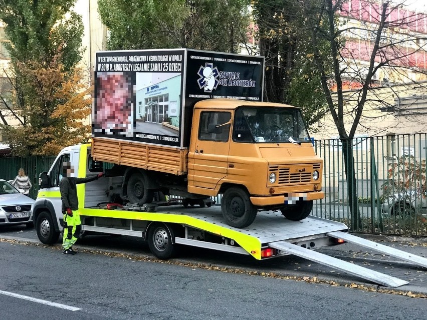 Antyaborcyjne auto odholowane z tyłów szpitala...