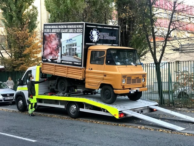 Antyaborcyjne auto odholowane z tyłów szpitala ginekologiczno-położniczego w Opolu