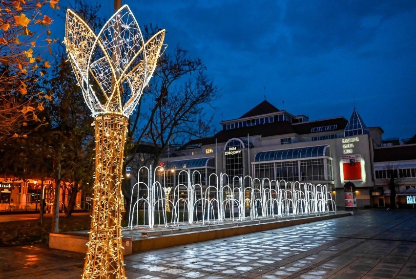 Iluminacje świąteczne w Sopocie. W różnych częściach miasta...
