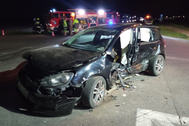Poważny wypadek na DK11 w Wielkopolsce. 5 osób zostało rannych po zderzeniu 2 samochodów. Zobacz zdjęcia z akcji strażaków  ---->