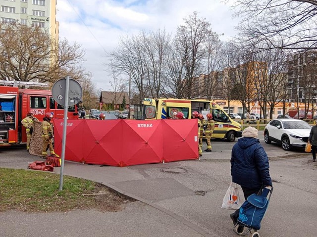 Reanimację kierowcy rozpoczął świadek wypadku, potem strażacy, a na końcu ratownicy medyczni. Zabrali poszkodowanego do szpitala.