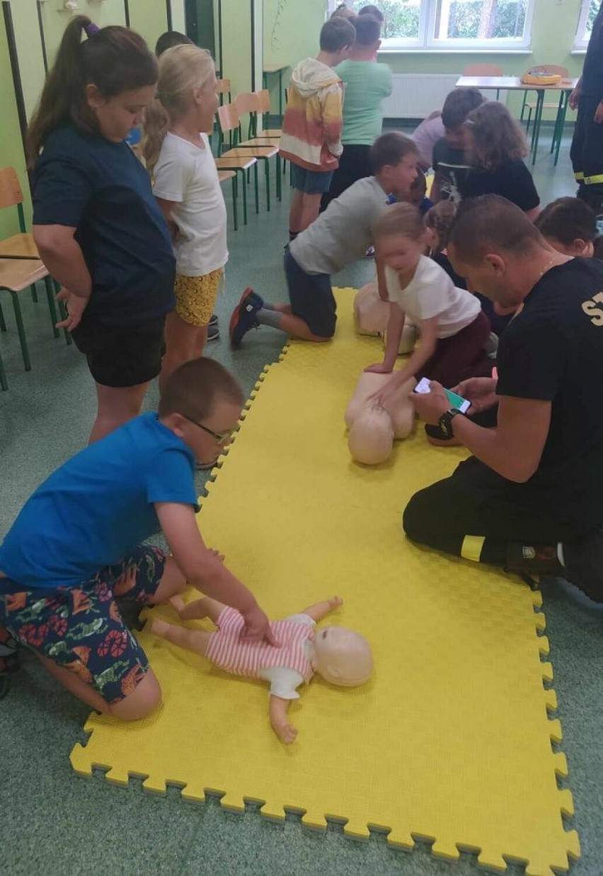 Strażacy uczyli dzieci zasad udzielania pierwszej pomocy