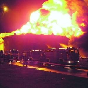 Pożar z maja 2003 roku był największą tragedią w historii Rafinerii Gdańskiej.
Fot. Adam Warżawa