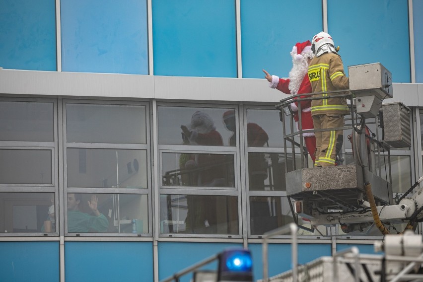 Święty Mikołaj odwiedził dzieci w szpitalu. Machał im ze strażackiego podnośnika