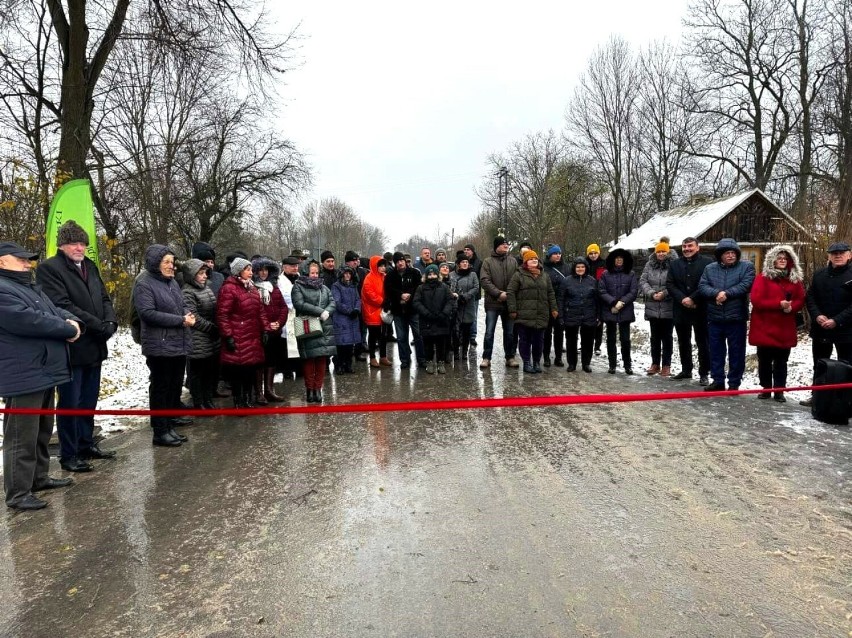 Na tę drogę mieszkańcy czekali całe życie. Ponad 2 km odcinek drogi powiatowej w gminie Rejowiec oddany do użytku. Zobacz zdjęcia