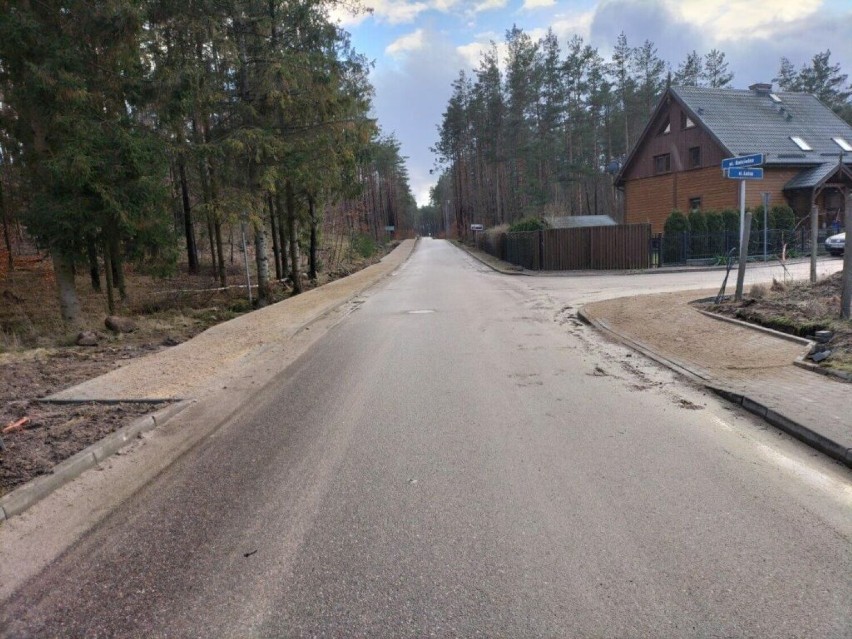 Mieszkańcy Skorzewa ucieszą się, bo budowa chodnika w tej miejscowości zakończy się przed czasem 