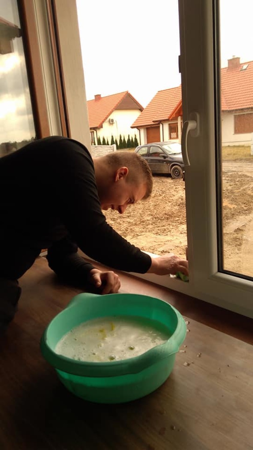 Szef sztabu WOŚP w Szamocinie nadal pomaga. Mył okna przez 6 godzin!  
