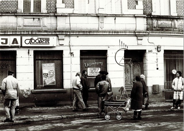 Uroczystość zapalenia "świeczki" na ul. Głogowskiej (dawna restauracja "Lubuska"). Na zdjęciach m.in.  Mirosław Algierski (naczelnik miasta), wicewojewoda zielonogórski Józef Łosyk, przewodniczący rady miejskiej Piotr Spychała, kierownik wydziału gospodarki komunalnej UM Władysław Jackiewicz.