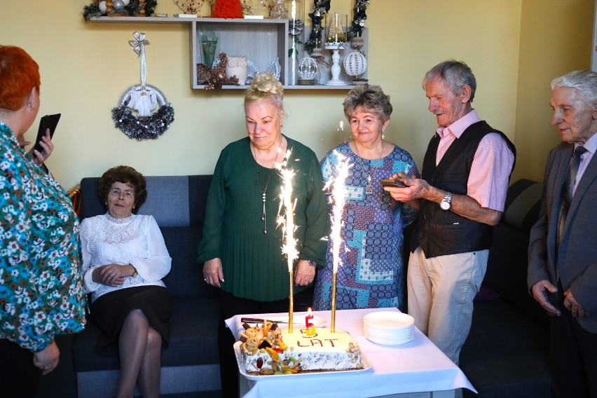 To już 5 lat klubu Senior+ w Radomsku. Seniorzy świętują, był tort i życzenia