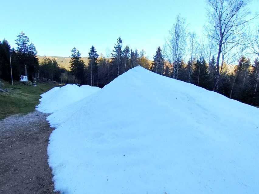 Hałdy sztucznego śniegu na stoku w Karpaczu