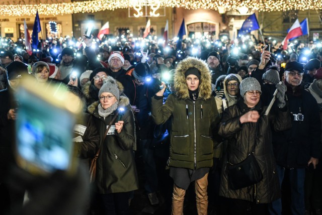 W czwartek przeciwnicy proponowanych przez rząd zmian w sądownictwie znów zorganizowali Łańcuch Światła. Akcja odbyła się w kilkudziesięciu miastach Polski, także na poznańskim Starym Rynku.

Zobacz kolejne zdjęcie
------------------------------------------>