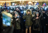 Poznań: Łańcuch Światła rozbłysnął na Starym Rynku [ZDJĘCIA]