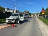 Wypadek na ulicy Prostej w Kielcach. Zderzyły się mercedes i kia. Pięć osób w szpitalu, w tym troje dzieci