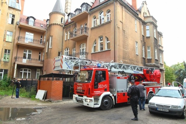 Pożar przy Matejki, a w mieszkaniu mężczyzna z pistoletem