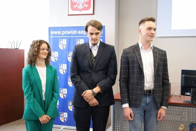 Najlepsi maturzyści z powiatu sępoleńskiego odebrali wyróżnienia na sesji Rady Powiatu Sępoleńskiego.