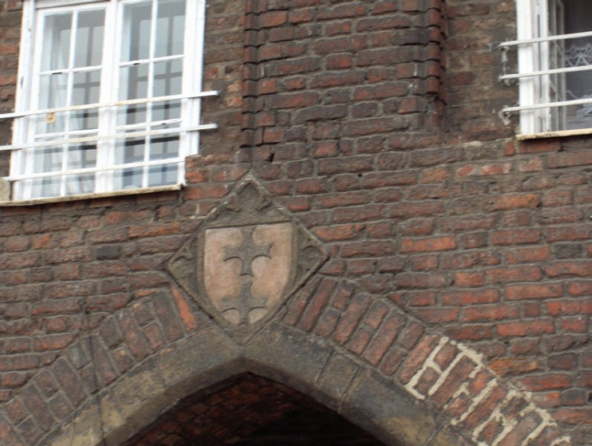 Herb z dwoma krzyżami na wschodniej fasadzie.