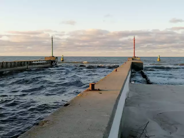 Port w Dźwirzynie zimą