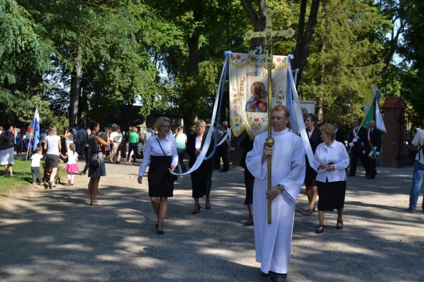 Odpust w Lubiszewie: biskup pelpliński wprowadził relikwie św. Jana Pawła II do sanktuarium