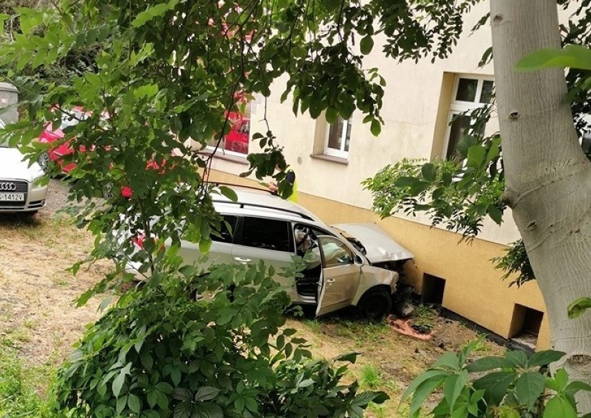 W Gliwicach samochód uderzył w dom. Jedna osoba została ranna ZDJĘCIA