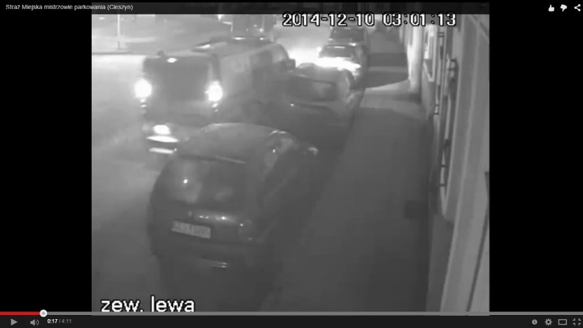 Cieszyn: Radiowóz straży miejskiej uderzył w zaparkowane samochody [WIDEO]