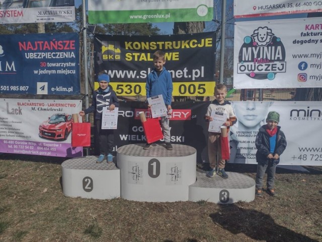 Po raz drugi w tym sezonie na podium zawodów stanął Paweł Kozłowski. Przed tygodniem w Dębnie był trzeci, teraz zajął miejsce drugie w kategorii M3. Do rywalizacji dołączyły także dzieci i tu również międzychodzki sukces. Na odcinku 3 km w kategorii wiekowej 6 – 8 lat na trzecim miejscu podium stanął Marcel Dzierla.