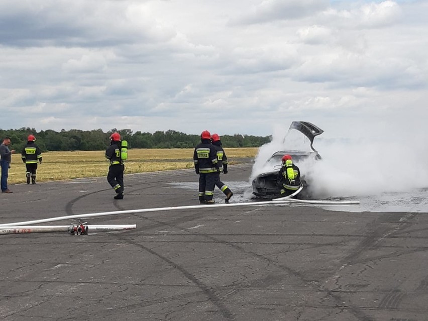 Oleśnica: Pożar auta na lotnisku (FOTO)      