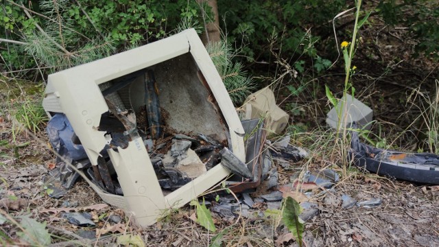 Elektrośmieci w lesie na terenie gminy Sulejów
