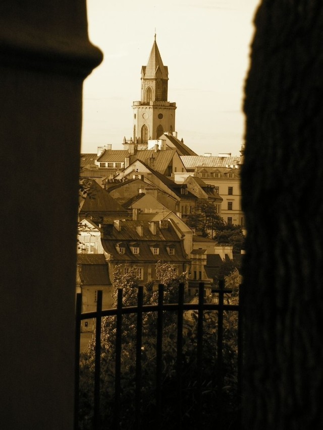 Widok na Stare Miasto i Wieżę Trynitarską ze Wzg&oacute;rza Czwartek. fot. Tomasz Hens