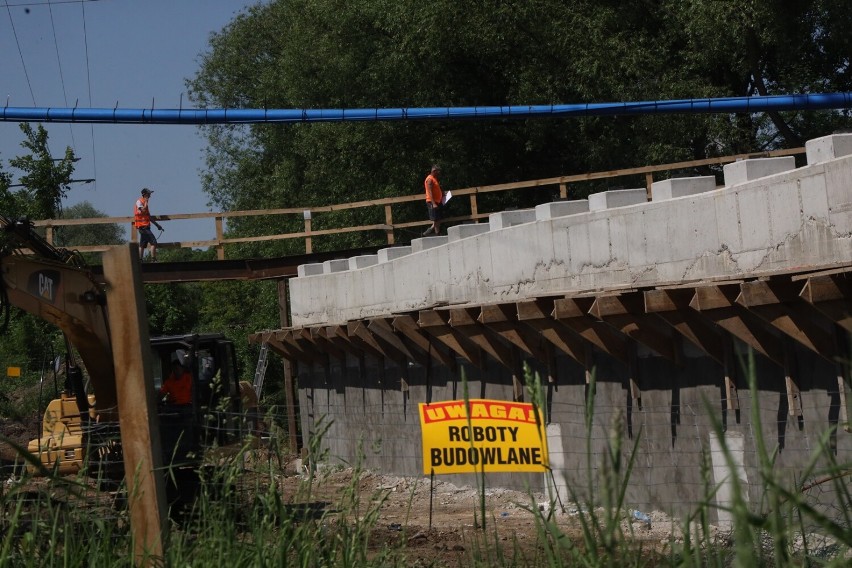 W Legnicy na rzece Czarna Woda budowany jest nowy most, zobaczcie zdjęcia
