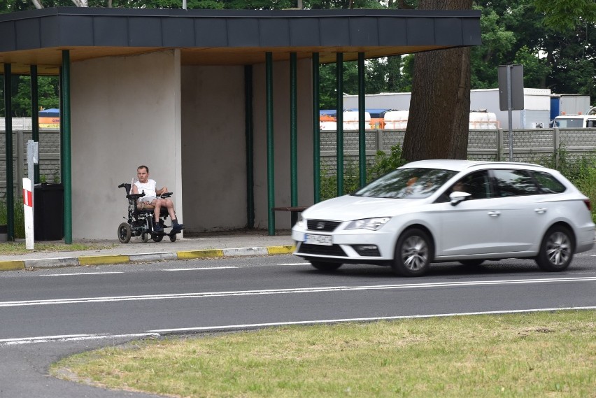 Niepełnosprawny Marcin z Pławia od lat przesiaduje w swoim...