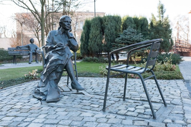 W Opolu znajduje się pomnik Agnieszki Osieckiej. W Poznaniu jest szansa na skwer imienia poetki.