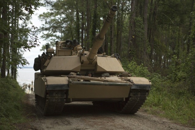 Jak poinformował porta PAP, pierwsza dostawa czołgów w wersji M1A1 oraz ma nastąpić w przyszłym tygodniu. Na razie Wojskowe Zakłady Motoryzacyjne w Poznaniu, wchodzące w skład Polskiej Grupy Zbrojeniowej, przygotowują się do obsługi amerykańskich czołgów, biorą też pod uwagę produkcję części zamiennych zarówno do Abramsów, jak i Herculesów.